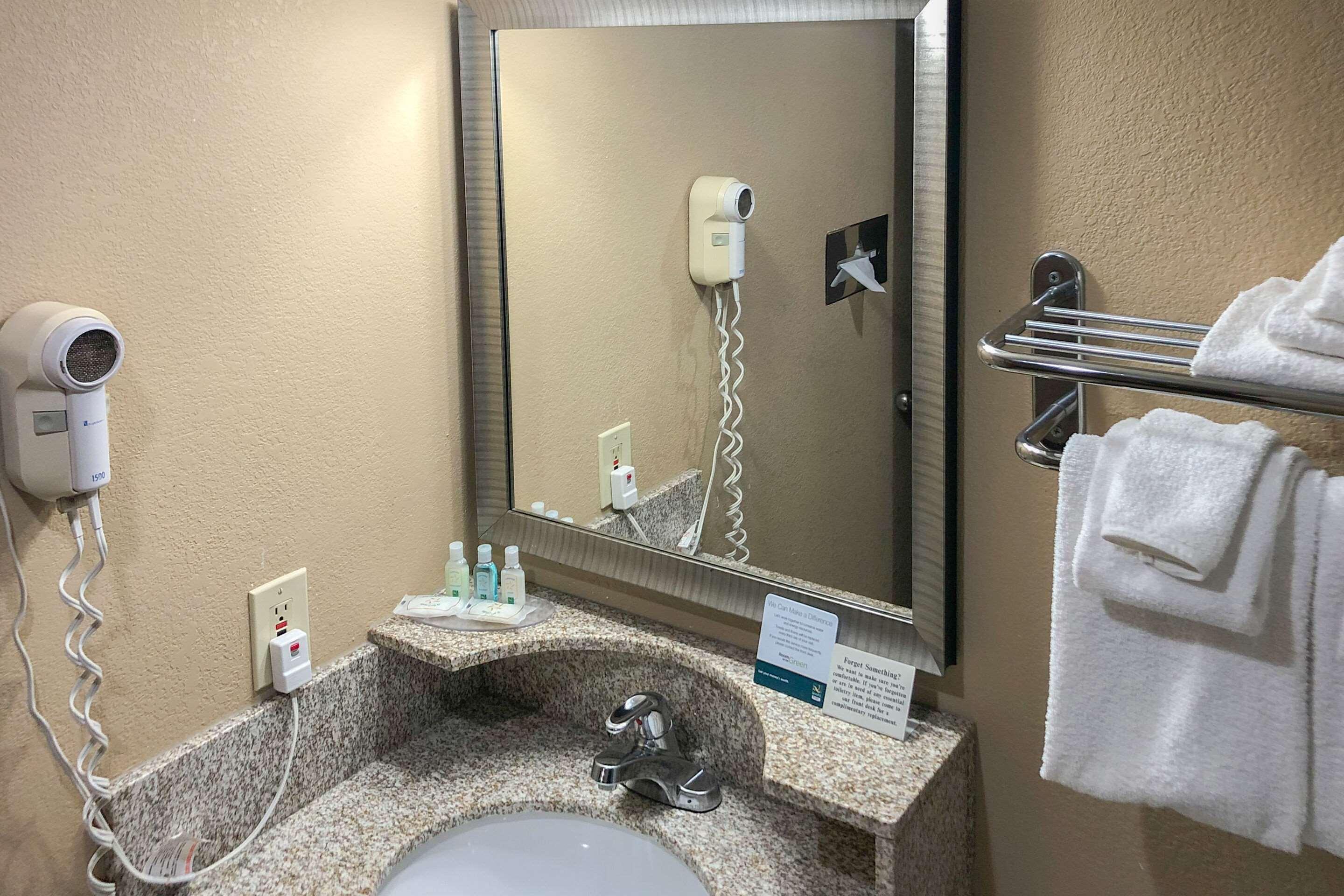 Quality Inn Near Joint Base Andrews-Washington Area Кэмп Спрингс Экстерьер фото