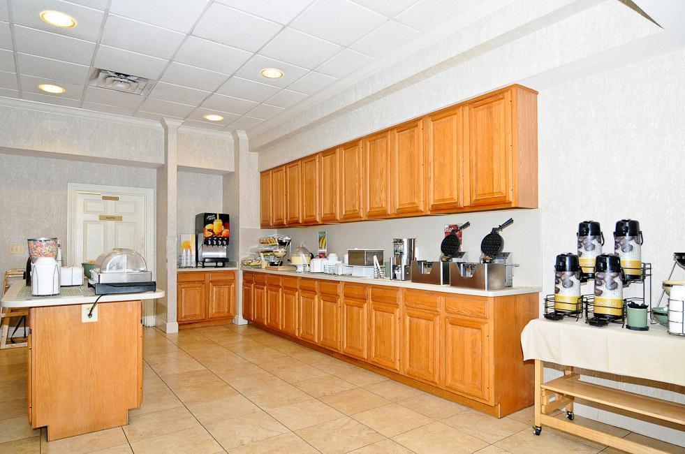 Quality Inn Near Joint Base Andrews-Washington Area Кэмп Спрингс Экстерьер фото